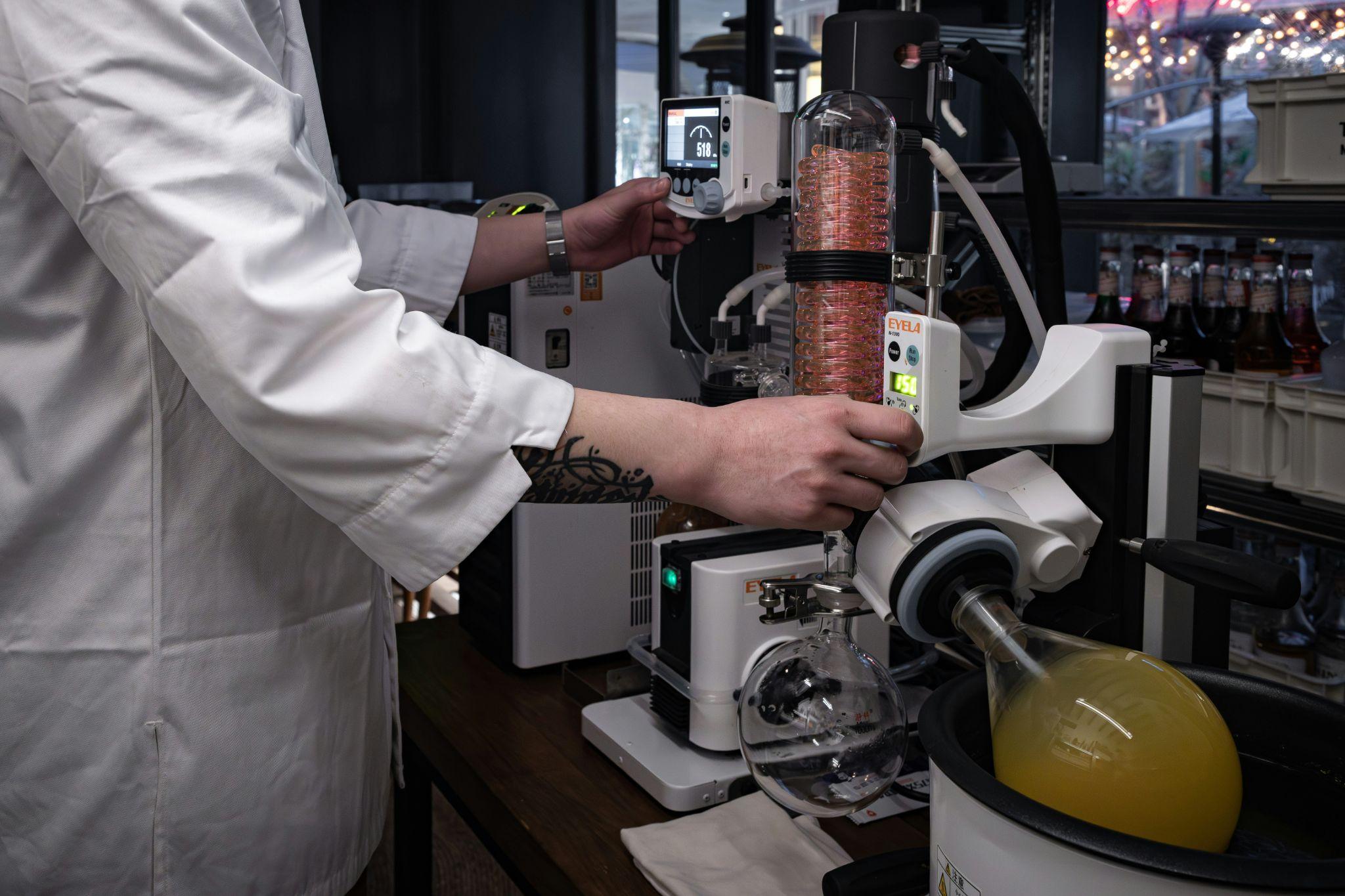 A distillation setup with boiling water and condensing steam, showing an effective method to remove minerals and create demineralized water.