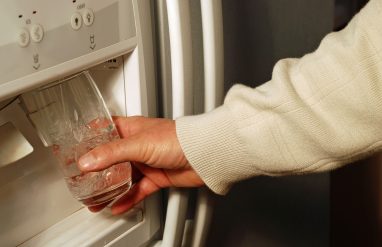 Pros & Cons of Bottleless Water Dispensers for Office Breakrooms